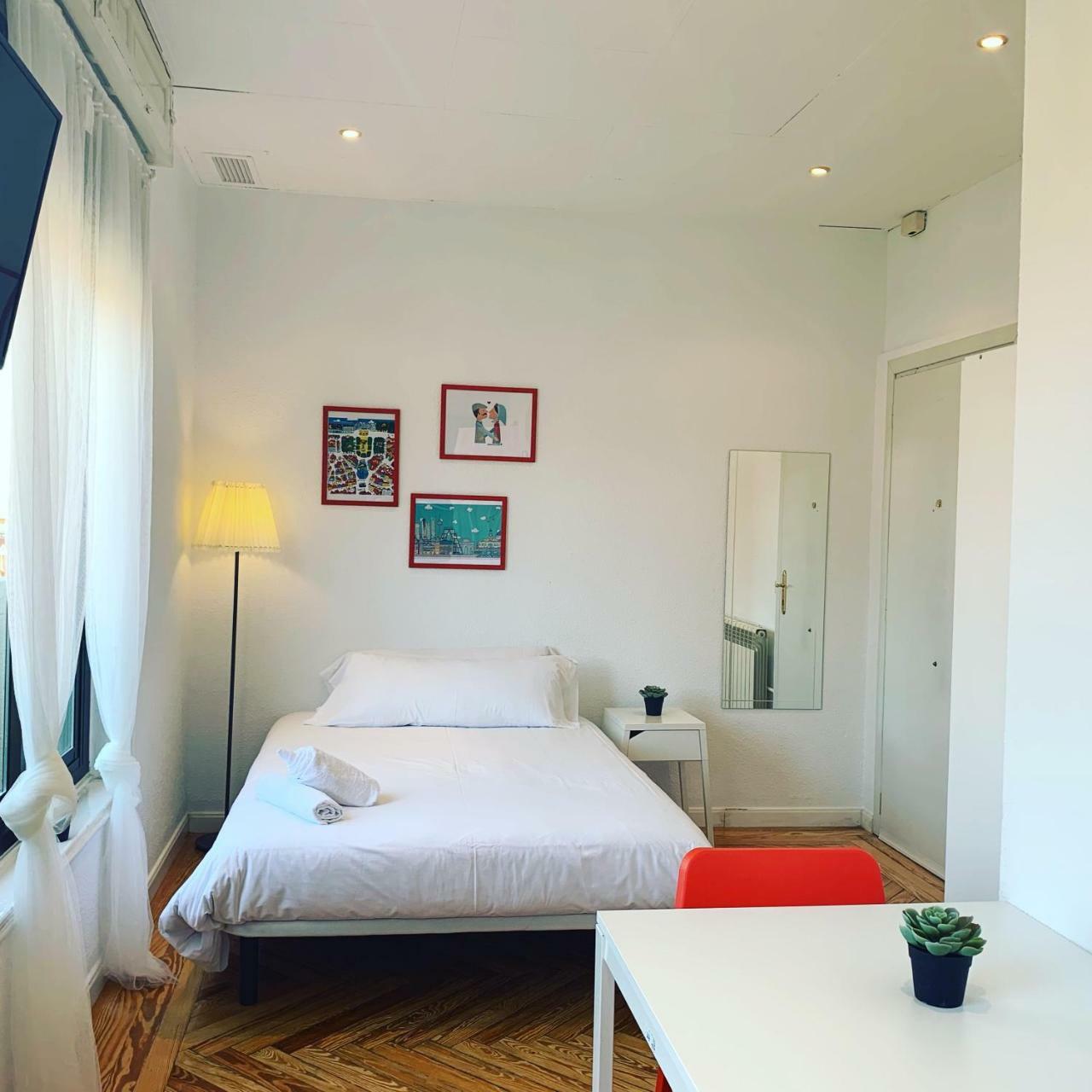 Pil Pil Hostel Madrid Eksteriør billede